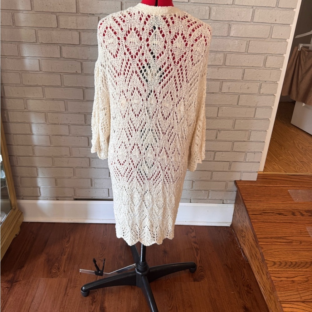 American Eagle Cream Crochet Sweater size Med 
Excellent condition - Picture 2 of 5